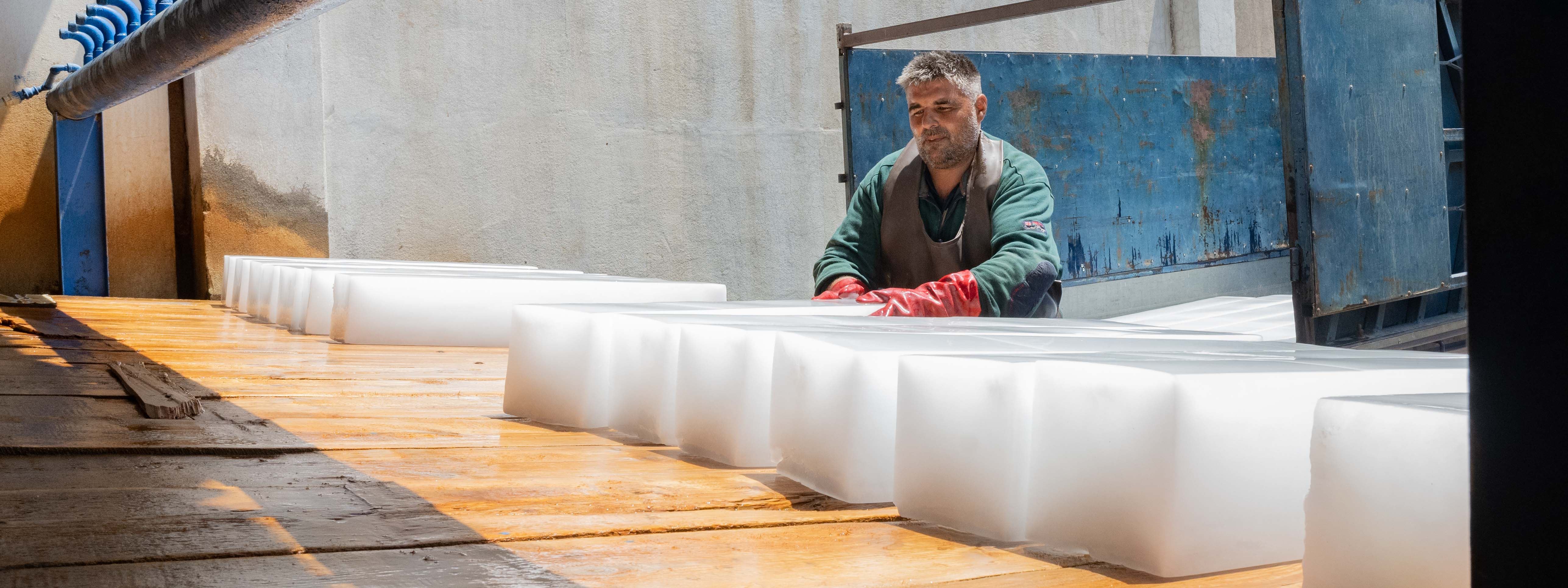 FOTO - Sıcaklık derecesinin yükselmesiyle buz kalıplarına rağbet arttı