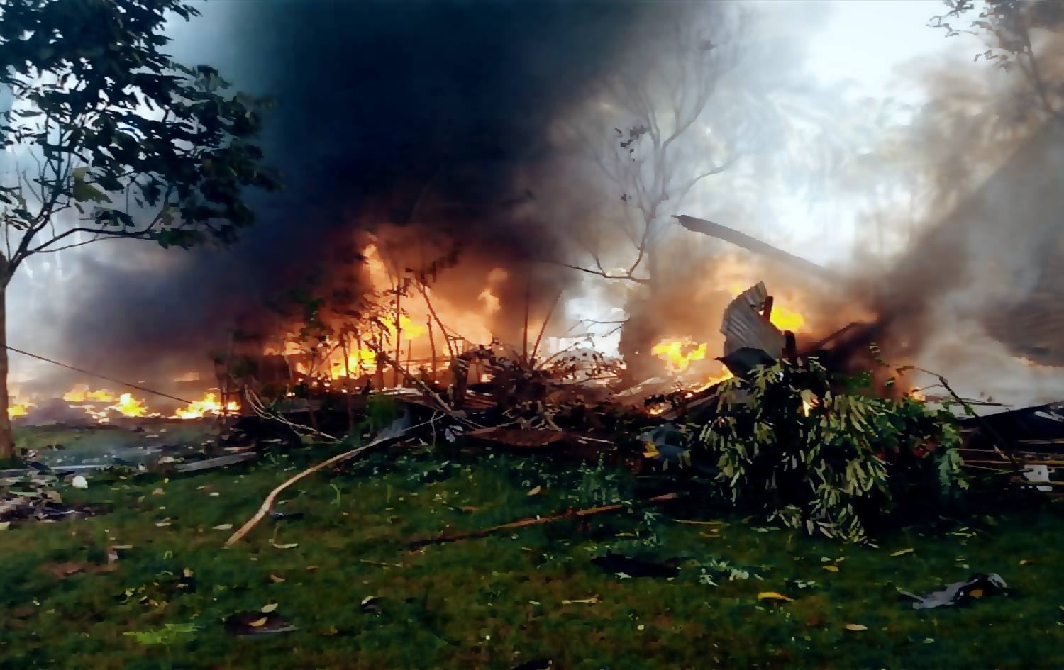 Filipinler'de 85 yolcu taşıyan askeri uçak düştü