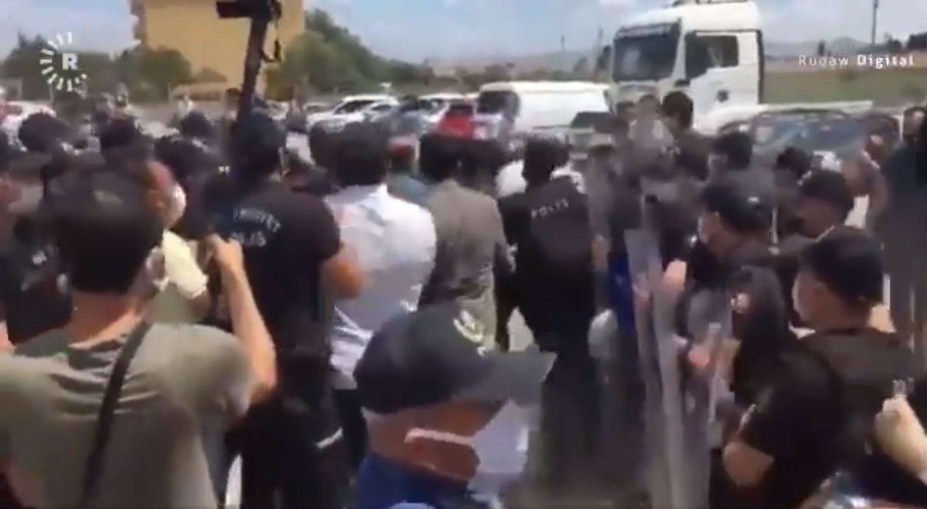 Polîsan di çalakiya HDPê de destwerdan kirin: Kurê Gergerlioglu hat desteserkirin