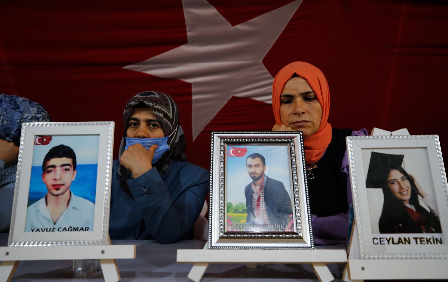 Erdoğan Diyarbakır'da, HDP önünde çadır kuran ailelerle bir araya gelecek
