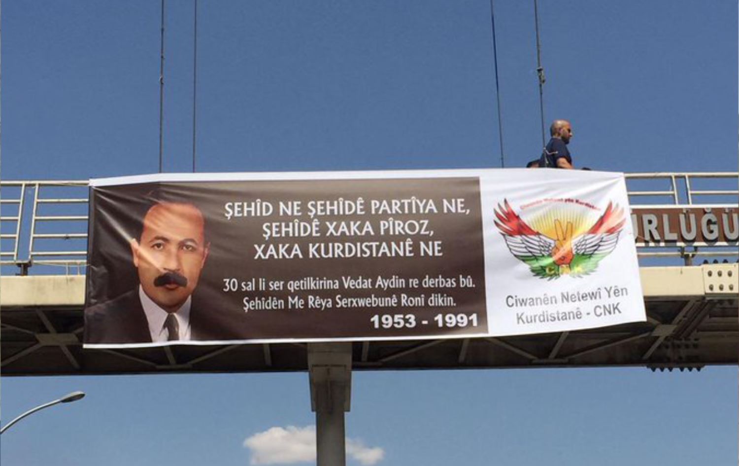 Li Amedê pankartê Vedat Aydin hat daleqandin