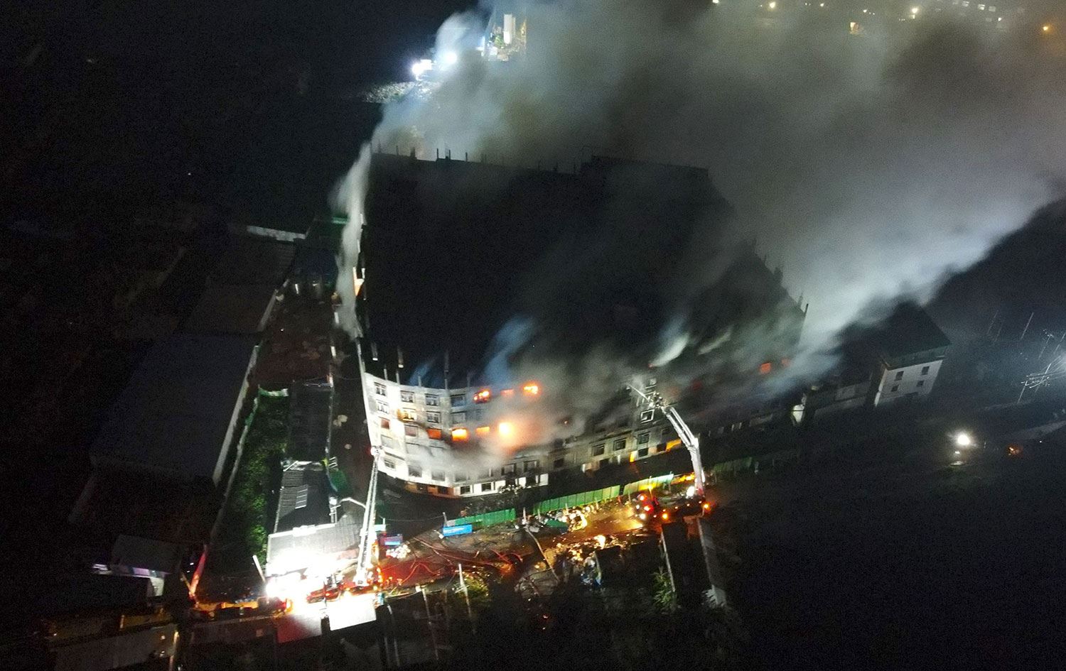 Bangladeş'te fabrika yangını: 49 kişi hayatını kaybetti