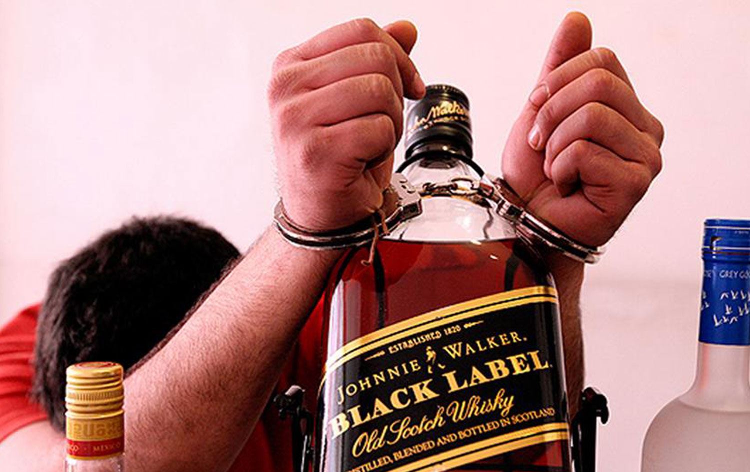 İran'da altıncı kez alkol içerken yakalanan kişi idam edildi