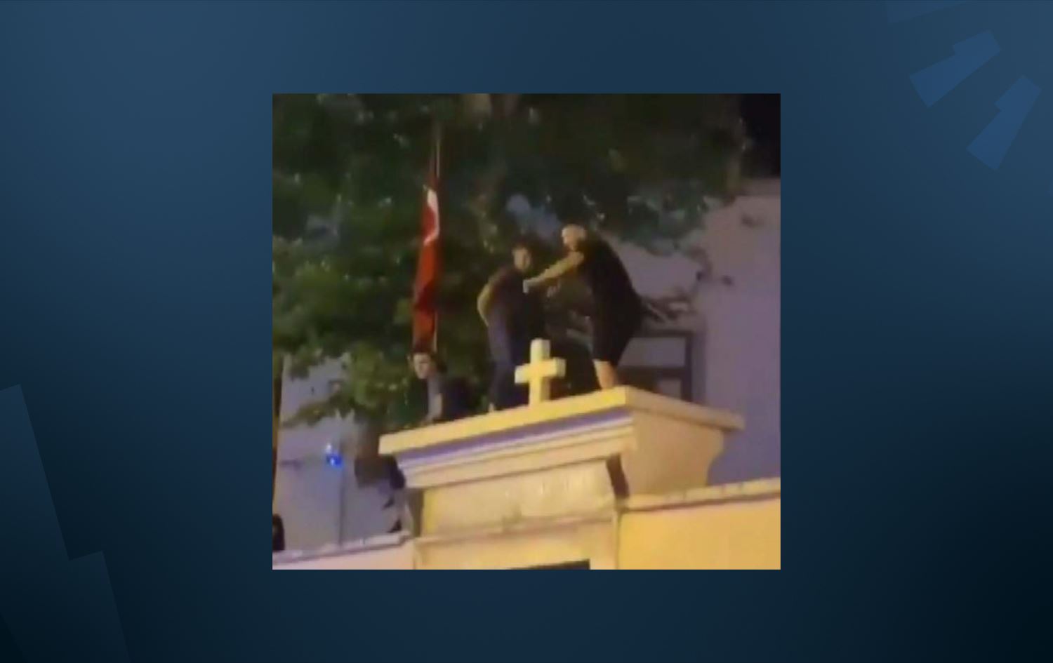 Kilise kapısı üzerine çıkarak dans eden kişiler yakalandı