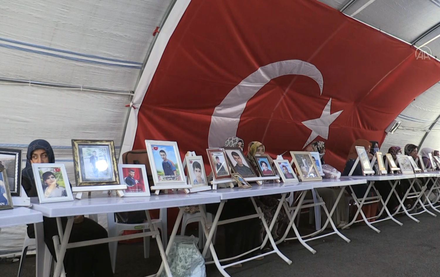 دایکانی دیاربەکر و دایکانی شەممە پارتە سیاسییەکانی تورکیایان کردووەتە دوو بەرە