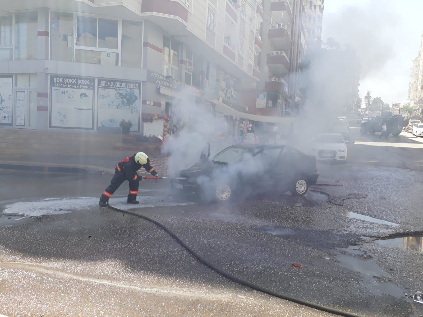 Mardin'de seyir halindeki otomobil alev aldı