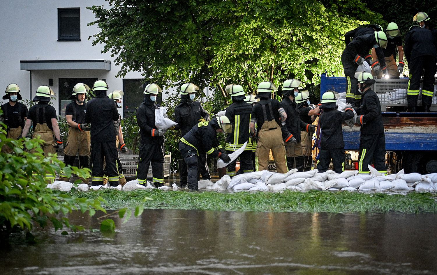 Almanya’da sel nedeniyle evler çöktü, 8 kişi hayatını kaybetti, onlarca kişi kayıp