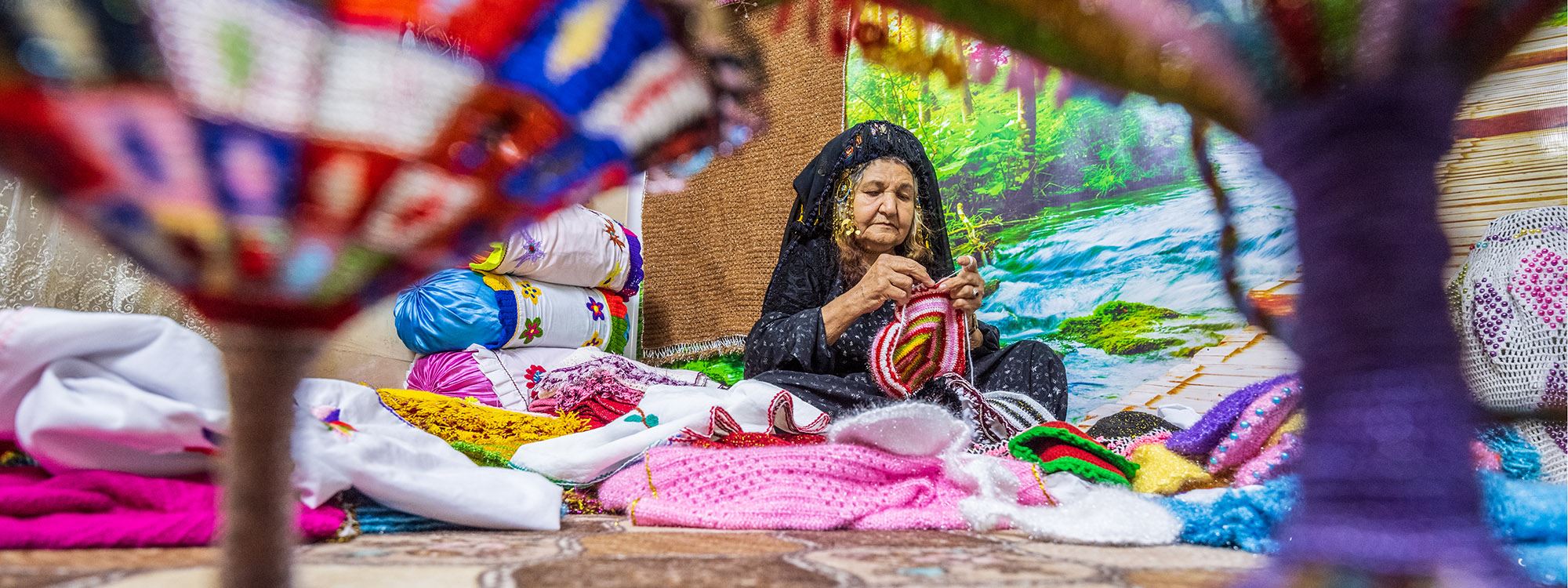 FOTO – Hamdiye nine 70 yıldır geleneksel süs ürünleri örüyor