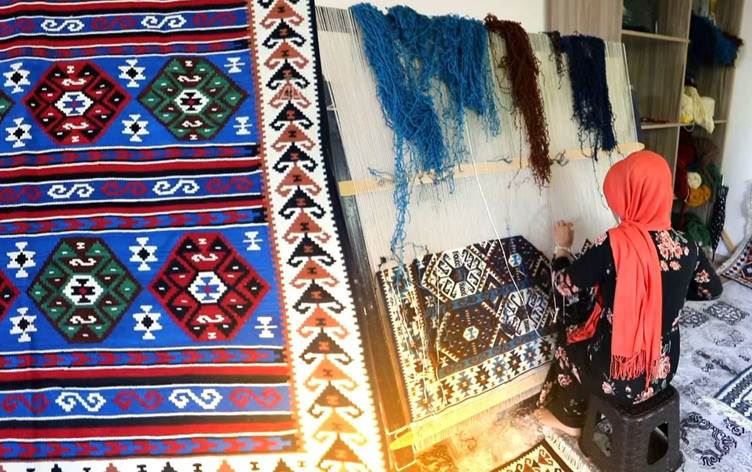 Keçeke Kurd berikekê diyarî dide NASAyê