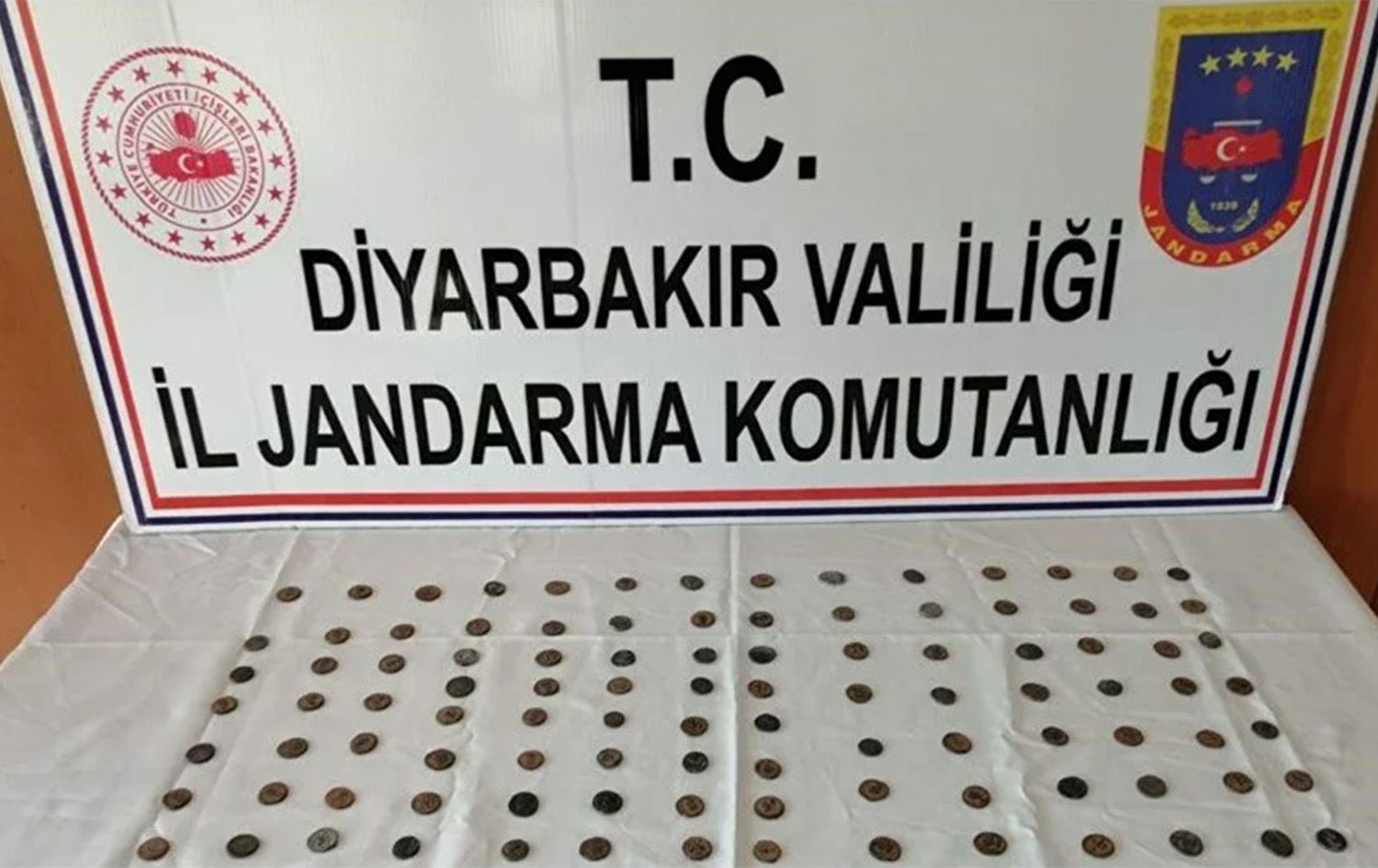 Diyarbakır'da Roma dönemine ait 143 sikke ele geçirildi: 4 gözaltı