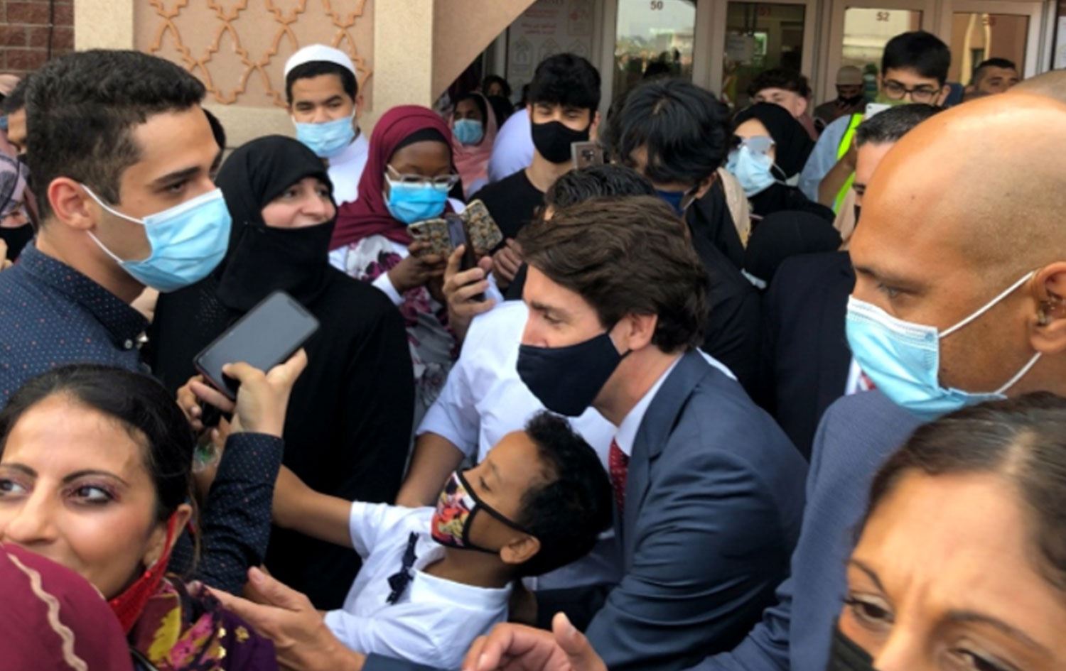 Kanada Başbakanı Trudeau, camide Müslümanlarla bayramlaştı