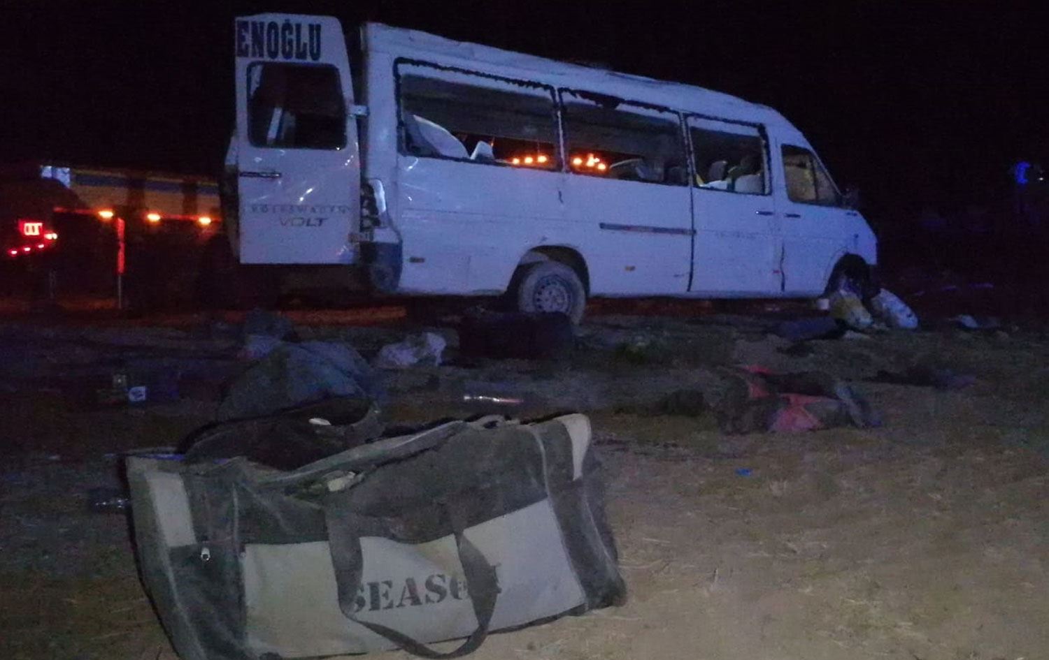 Urfa’dan Konya'ya mevsimlik işçileri taşıyan minibüs devrildi: 1 ölü, 14 yaralı