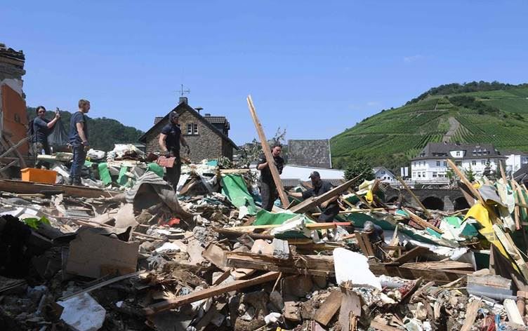 Almanya’da sel mağdurlarının yardımına gönüllü mülteciler koştu