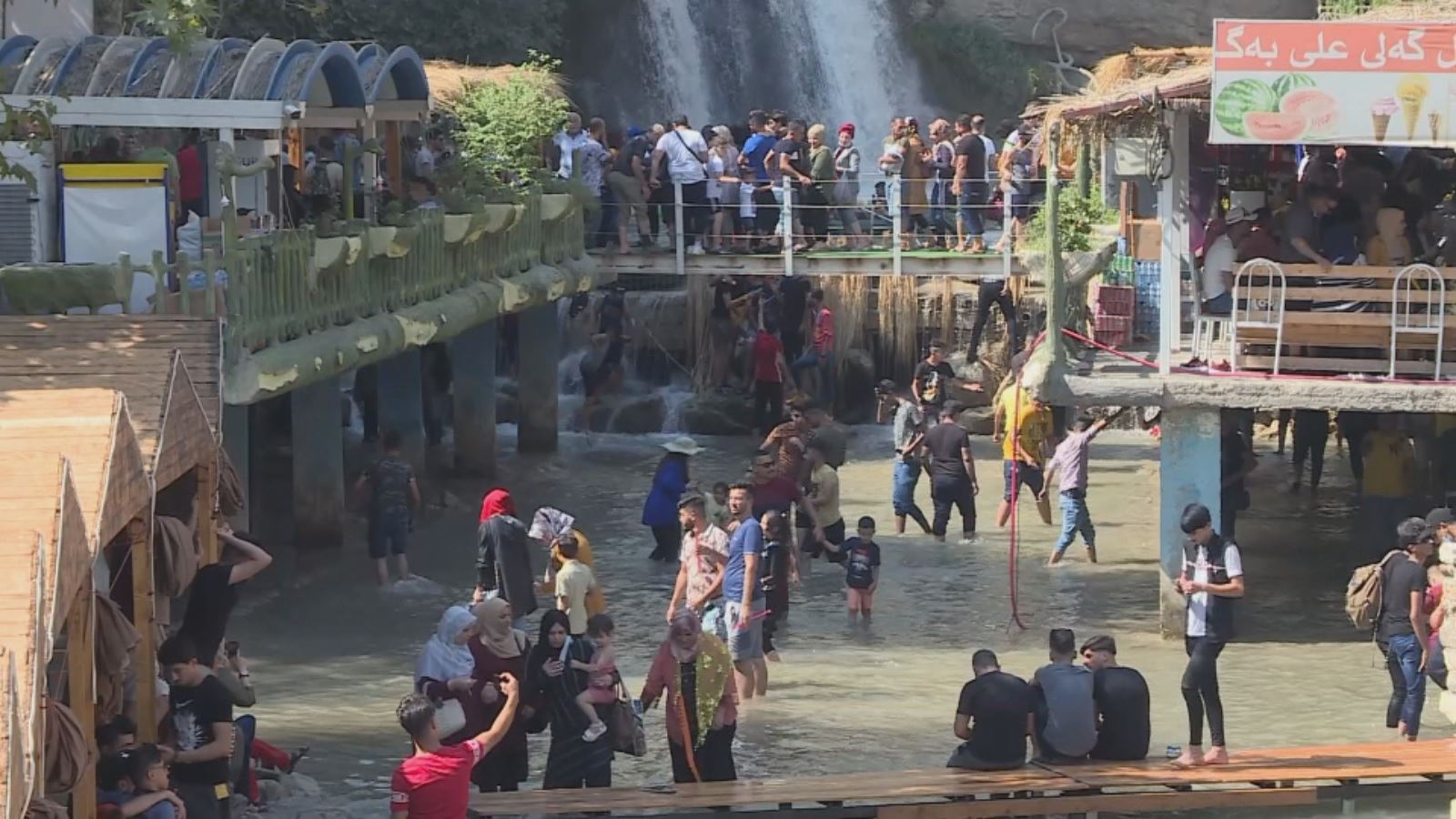 گەشتیاران لە گەلی عەلی بەگ بە جۆش و خرۆشەوە سەما دەکەن