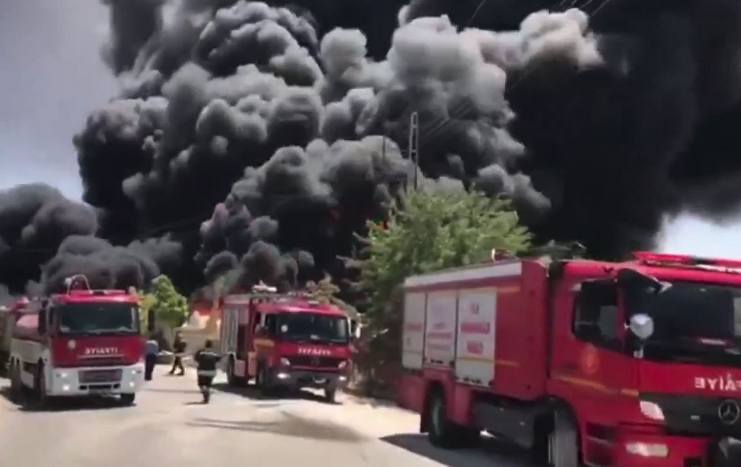 Antep'te depoda çıkan yangına müdahale ediliyor