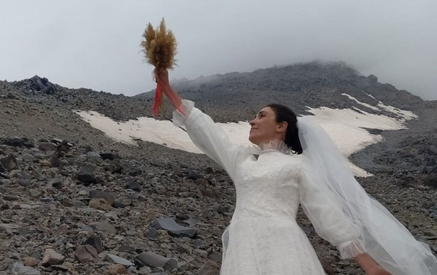 Jinek bi Çiyayê Agirî re zewicî