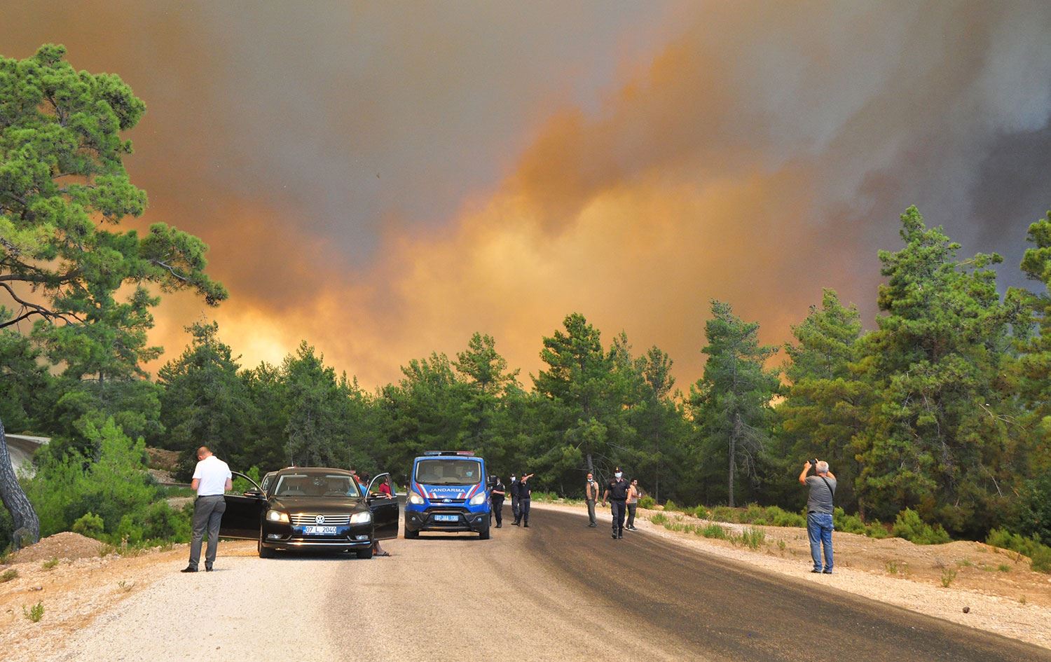 Manavgat’ta orman yangını büyüyor, tamamen yanan köyler var