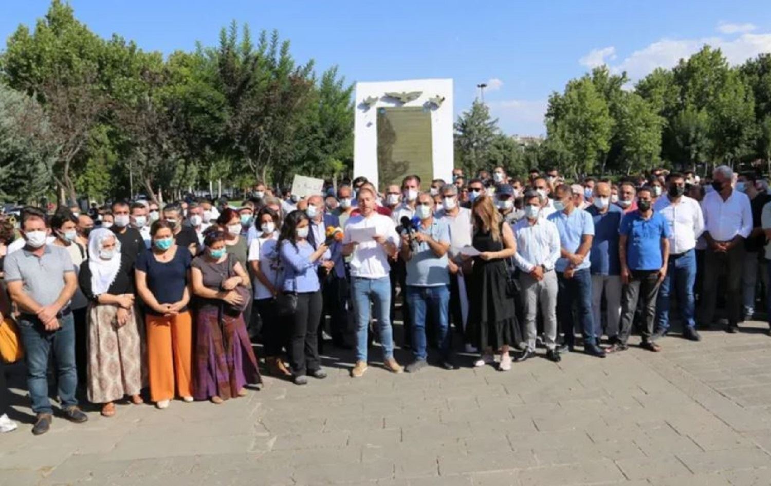 24 Rêxistinên civakî yên sivîl li Amedê: Dev ji polîtîkayên dijî nasnameya Kurdî berdin