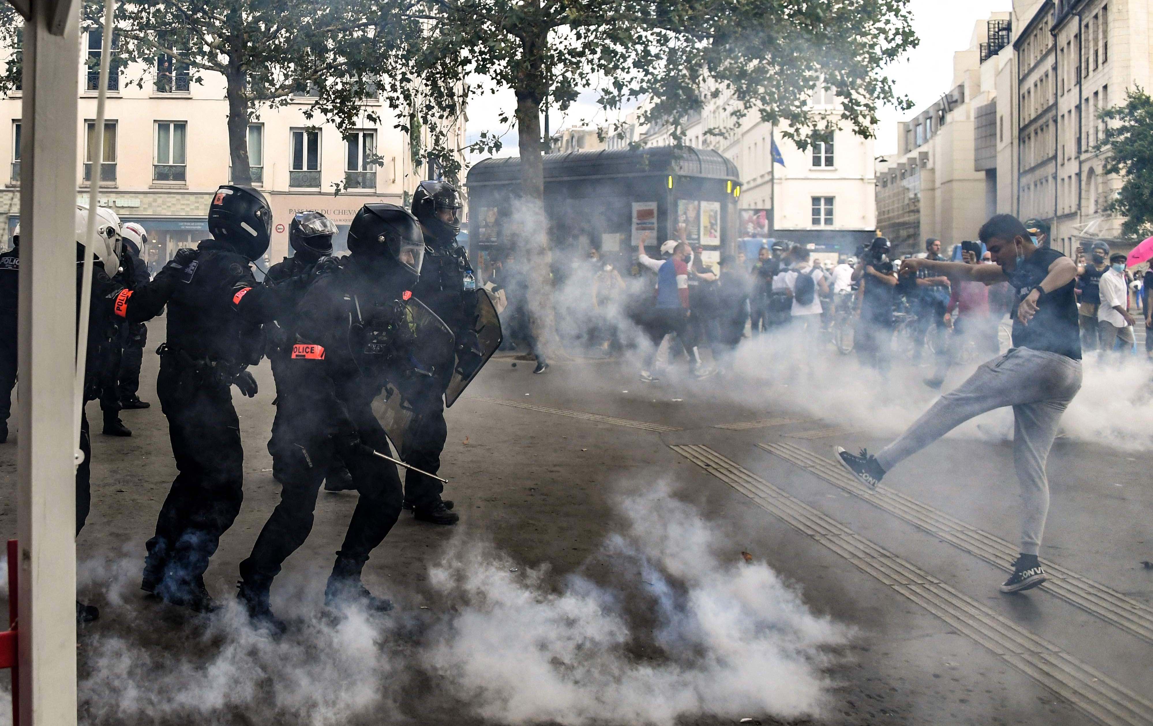 لە ئەوروپا خۆپیشاندان دژی هەڵگرتنی 'پاسپۆرتی سەوز' دەکرێت