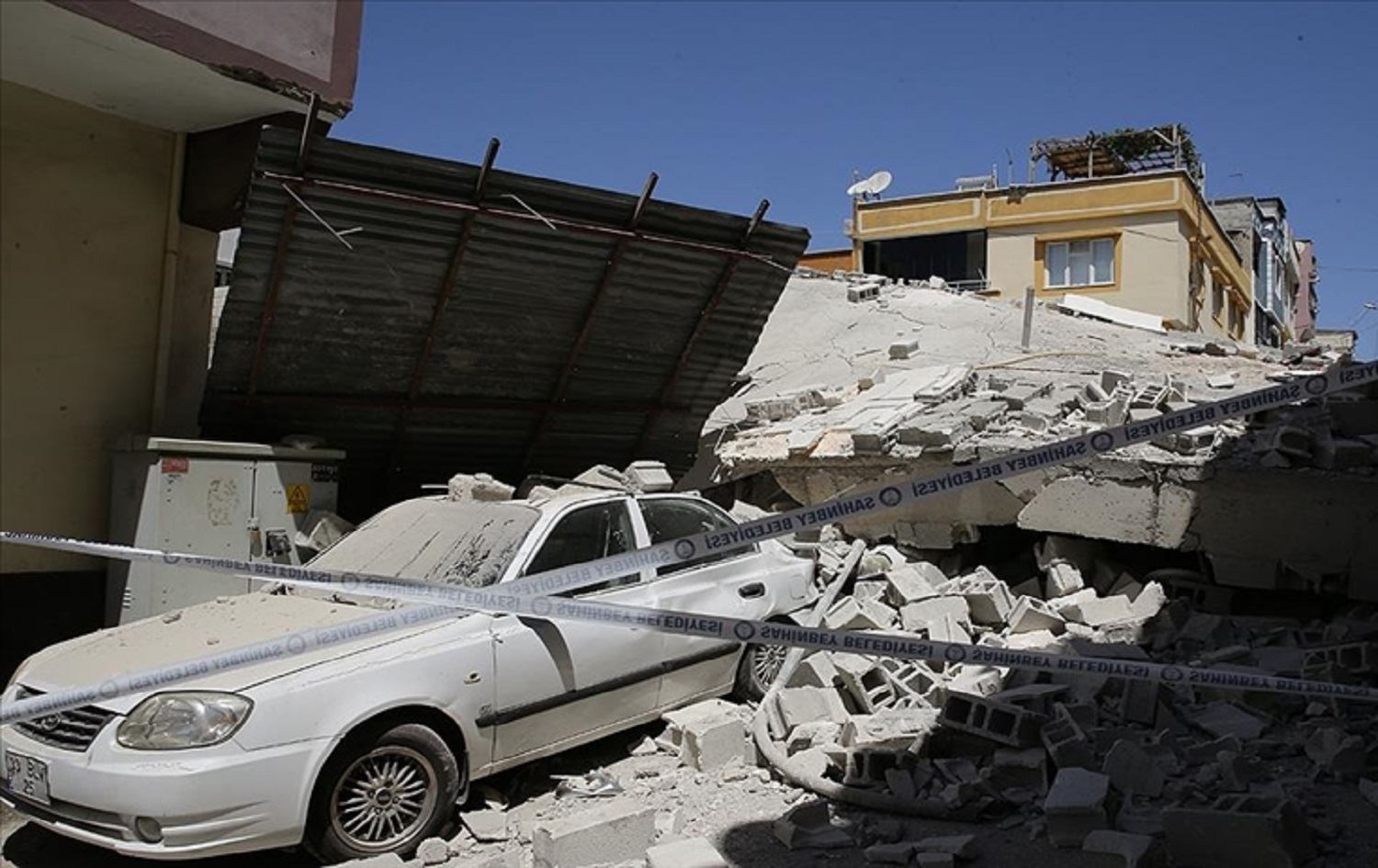 Li Dîlokê avahiyeke 5 qatî rûxiya