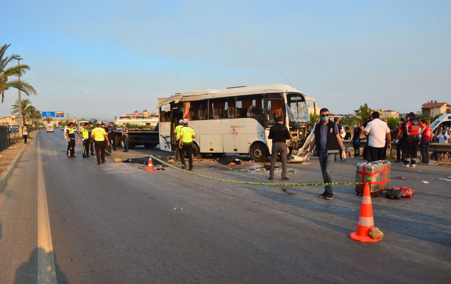 Manavgat'ta turistleri taşıyan midibüs devrildi: 3 ölü, 16 yaralı