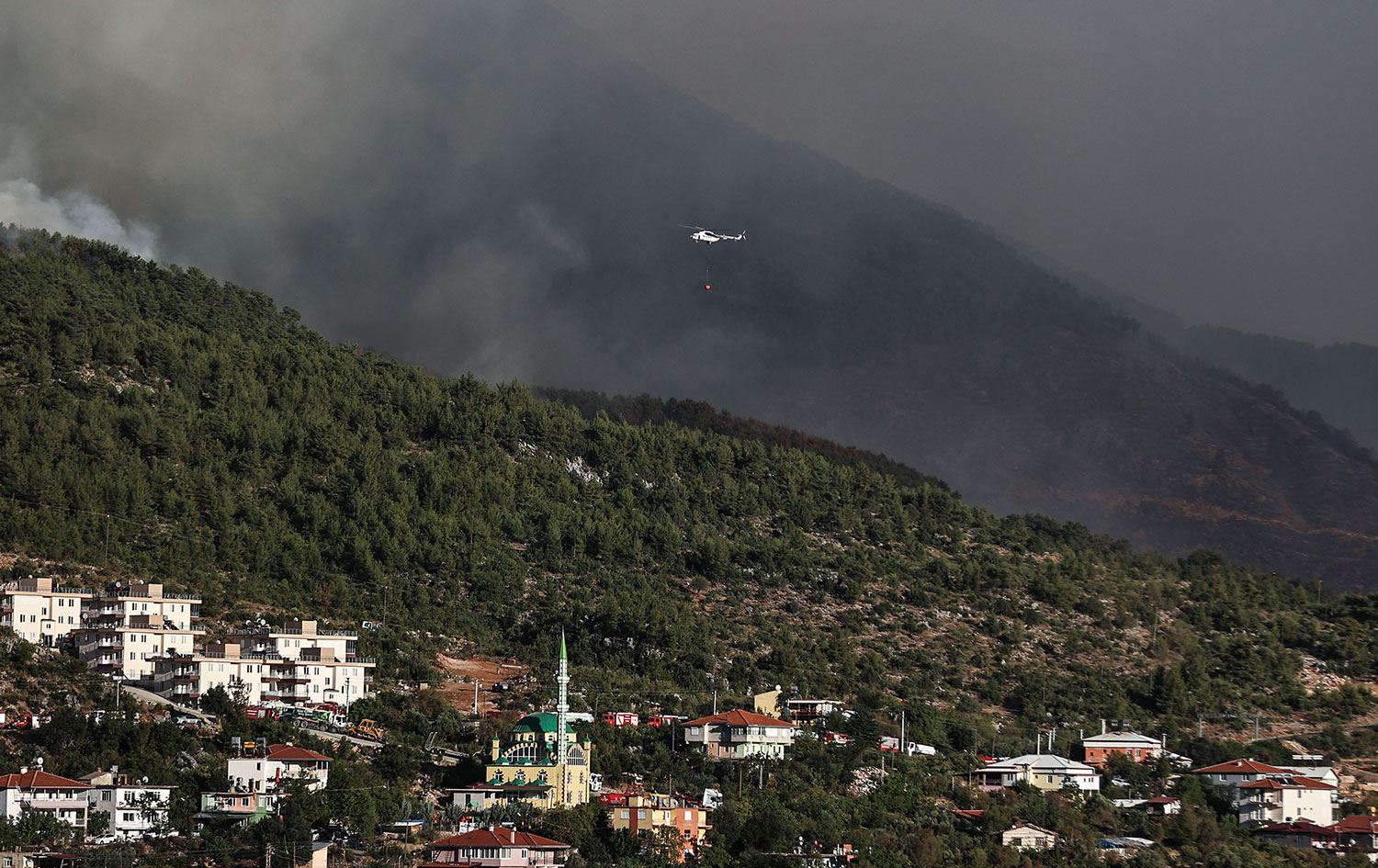 Muhittin Böcek yardım istedi: Yangın şehre indi