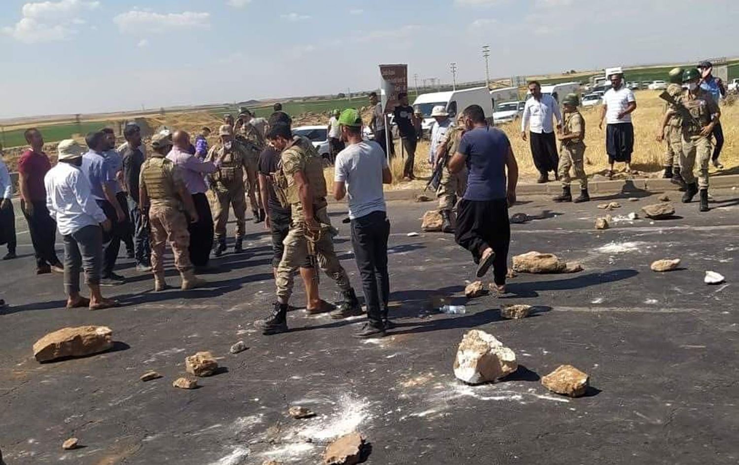 Urfa’da çiftçiler yol kapattı