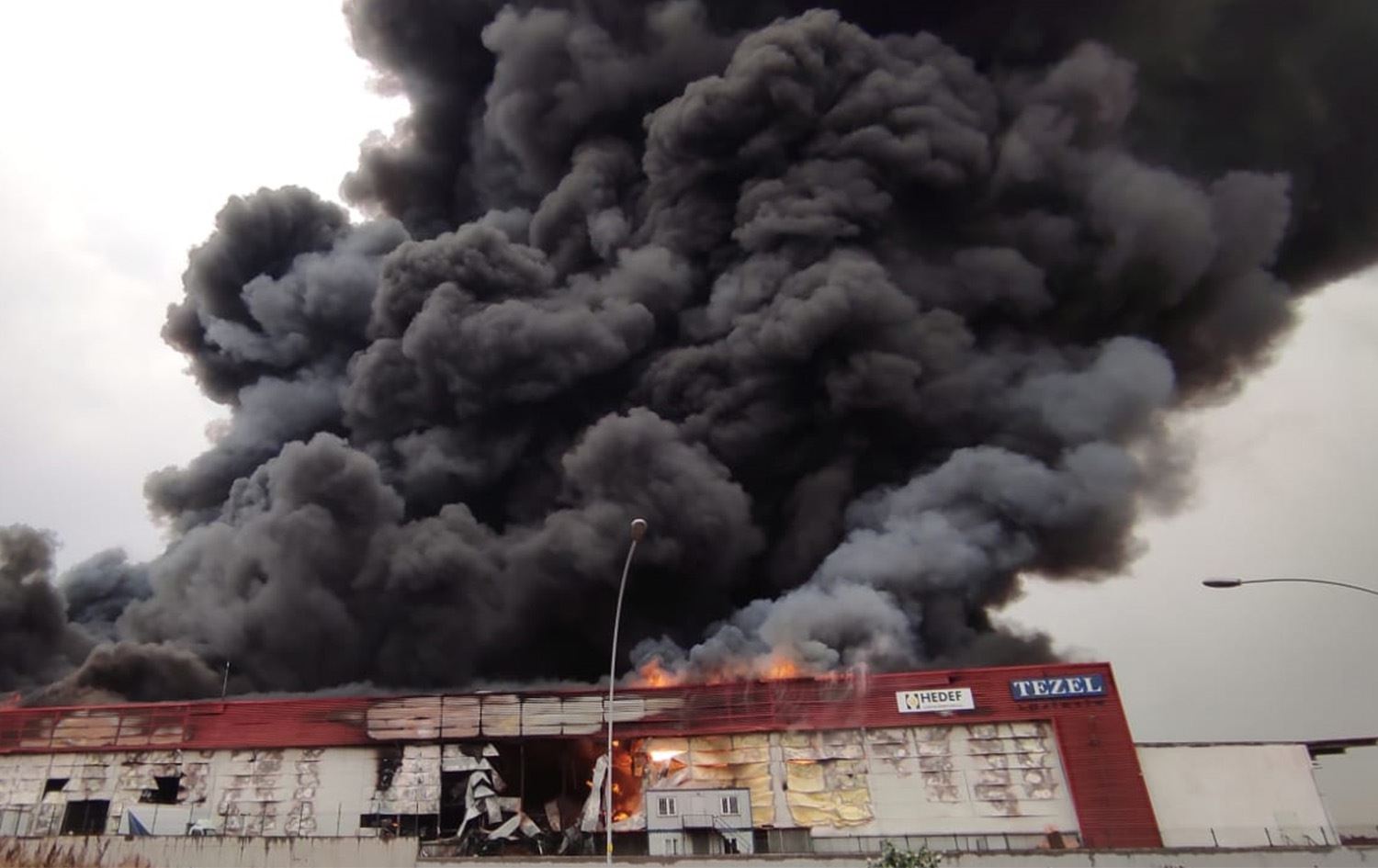 Esenyurt'ta lojistik firmasında yangın çıktı