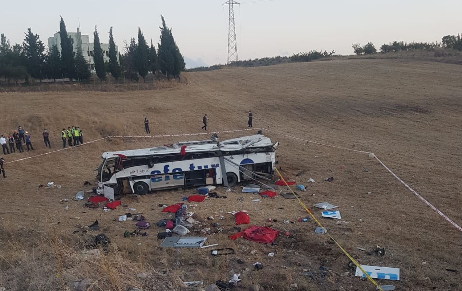 Balıkesir'de yolcu otobüsü devrildi: Çok sayıda ölü ve yaralı var