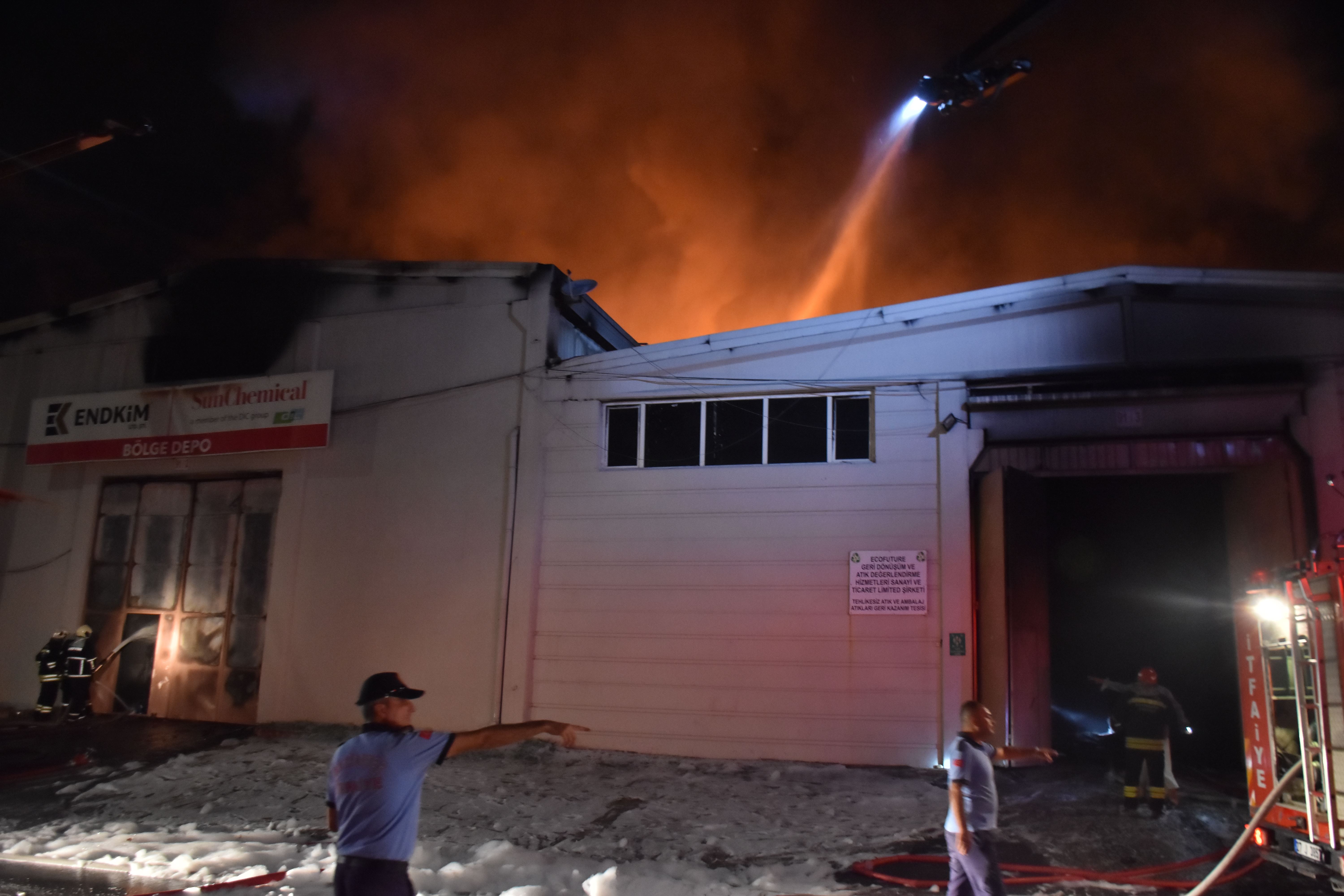 Antep'te boya fabrikasında yangın: Patlayıcı maddeler infilak etti
