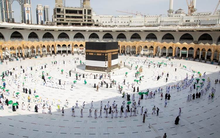 Suudi Arabistan, umre ziyaretlerini başlattı: Aşı zorunluluğu getirildi