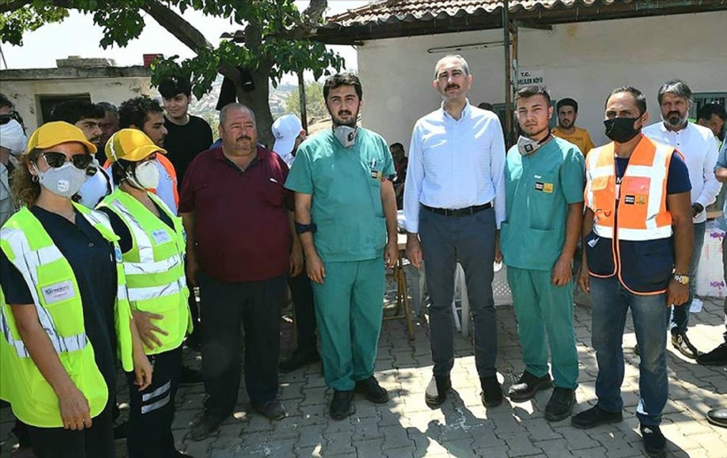 Adalet Bakanı Gül: Yanan yerlere bir çivi bile çakılmasına izin vermeyeceğiz