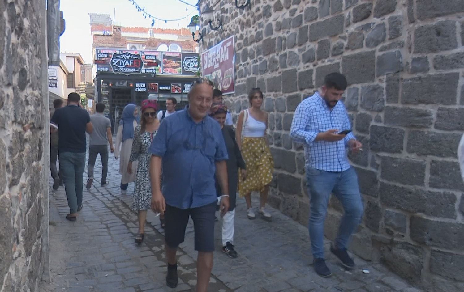 Kurdan ji ber kiryarên nijadperestî rezervasyonên xwe hilweşandin