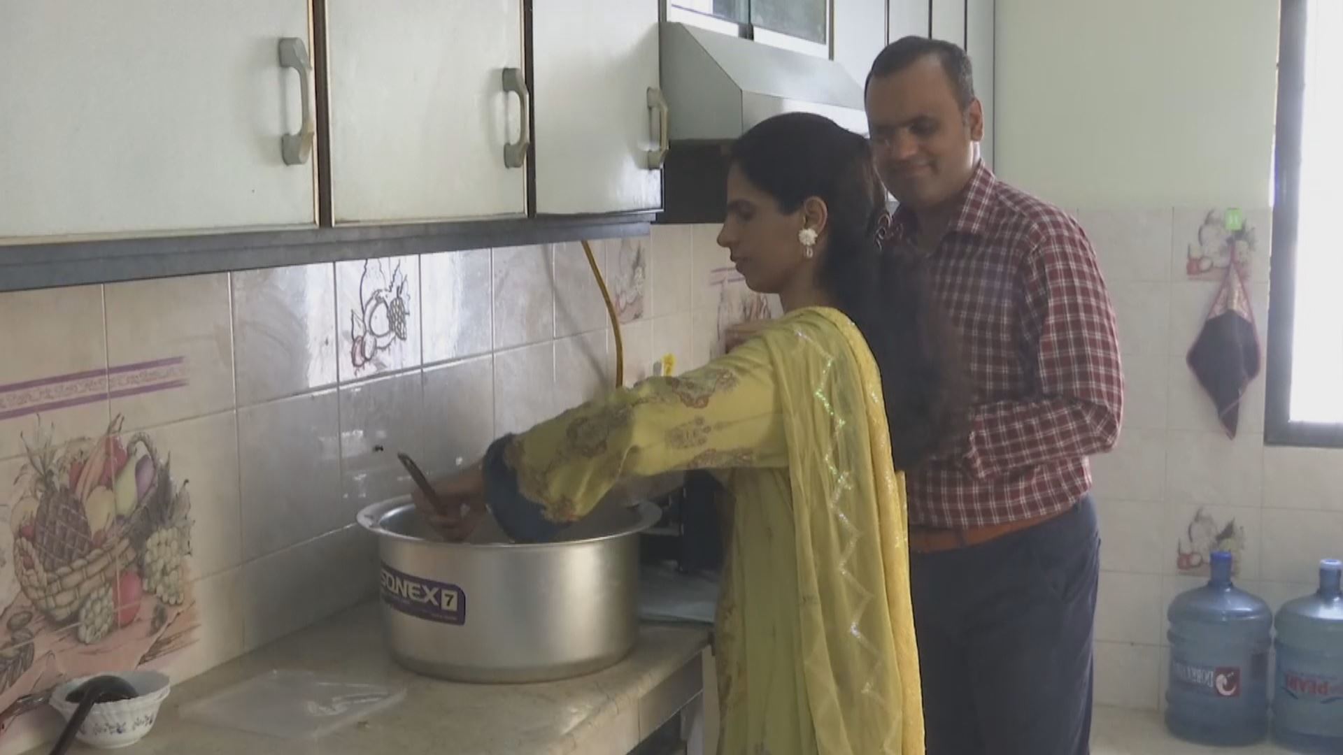 لە پاکستان خوشک و برایێکی نابینا خواردنگەیەکی ئۆنڵاین دادەنێن