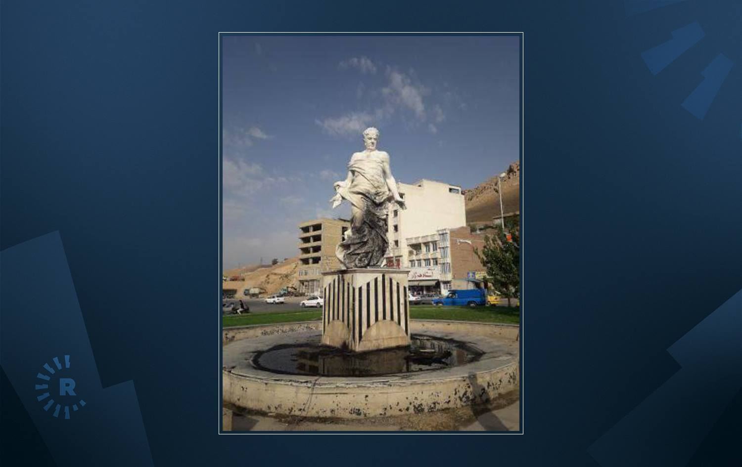 پەیکەری هەژار موکریانی لە مهاباد دەسووتێنرێت