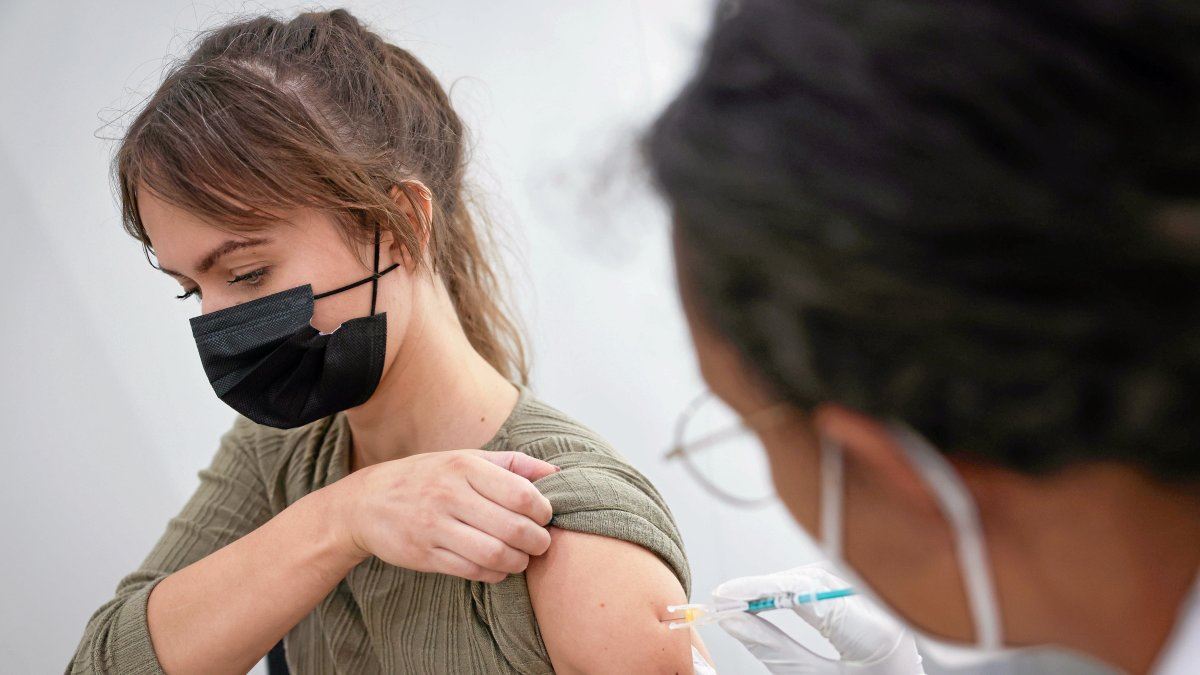 Li Almanyayê li şûna derziya Coronayê, ava xwê li xelkê dan