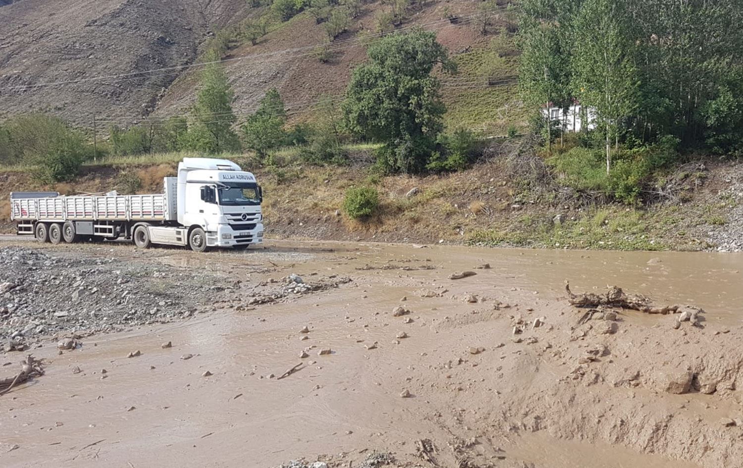 Bingöl'de sel nedeniyle karayolu ulaşıma kapandı