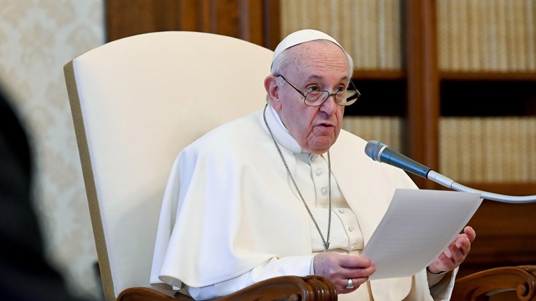 پاپا فرانسیس لەکاتی خوێندنەوەی گوتارێکدا. وێنە: AFP