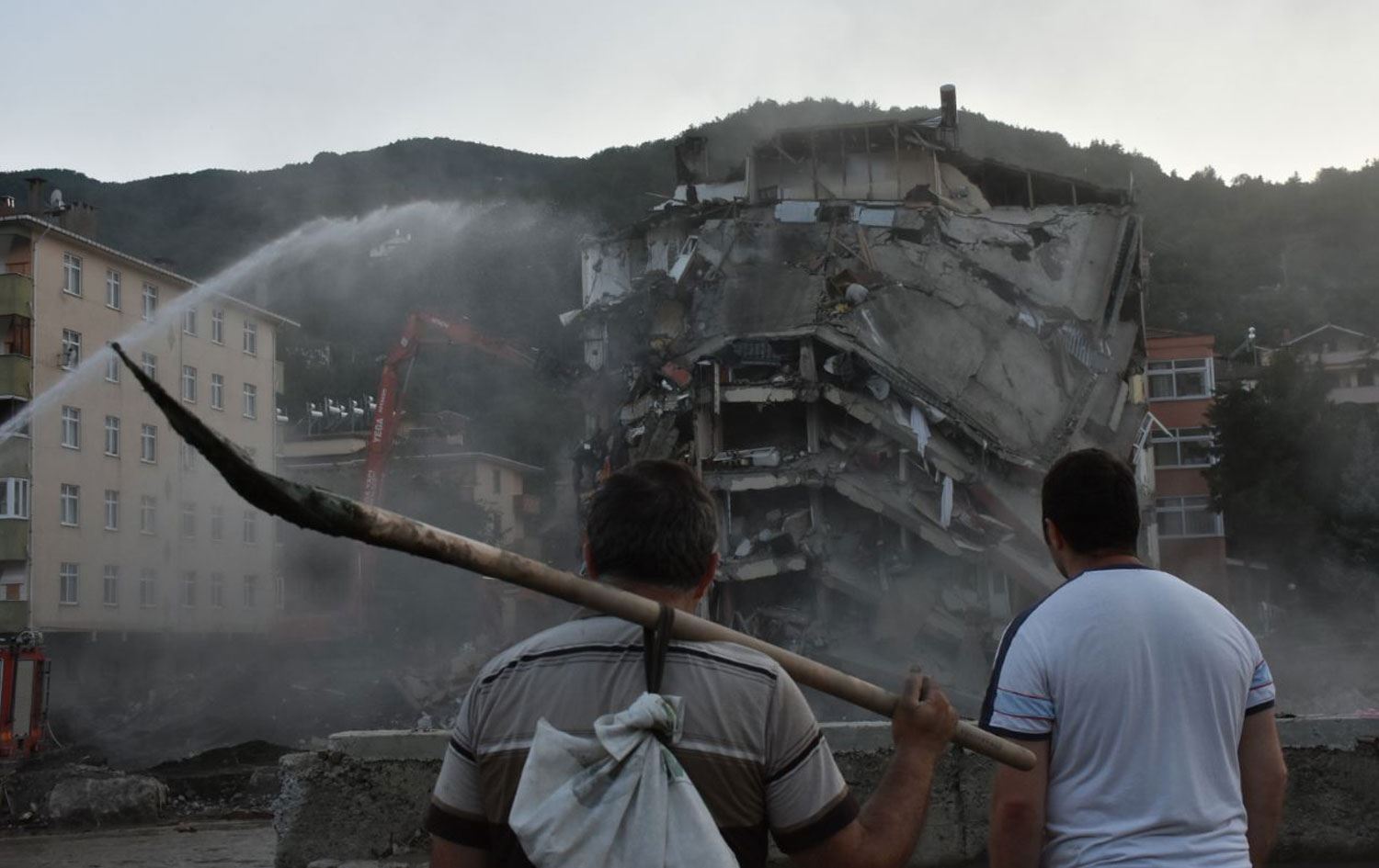 Di lehiya Derya Reş de hejmara miriyan gihîşte 77 kesan