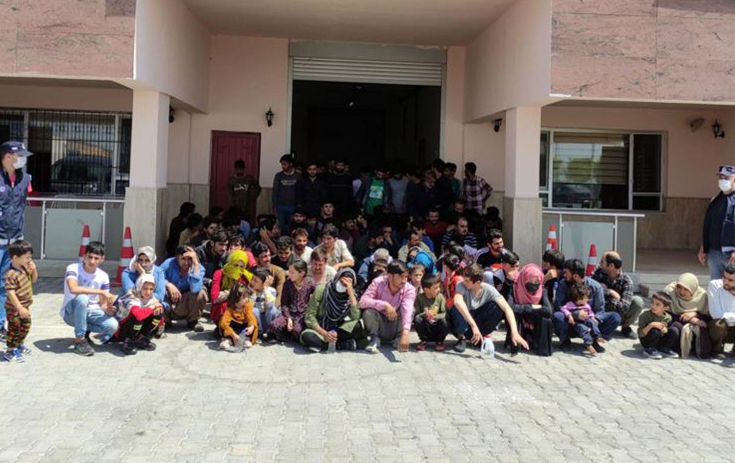 Van'da iki apartman dairesinde 115 göçmen yakalandı