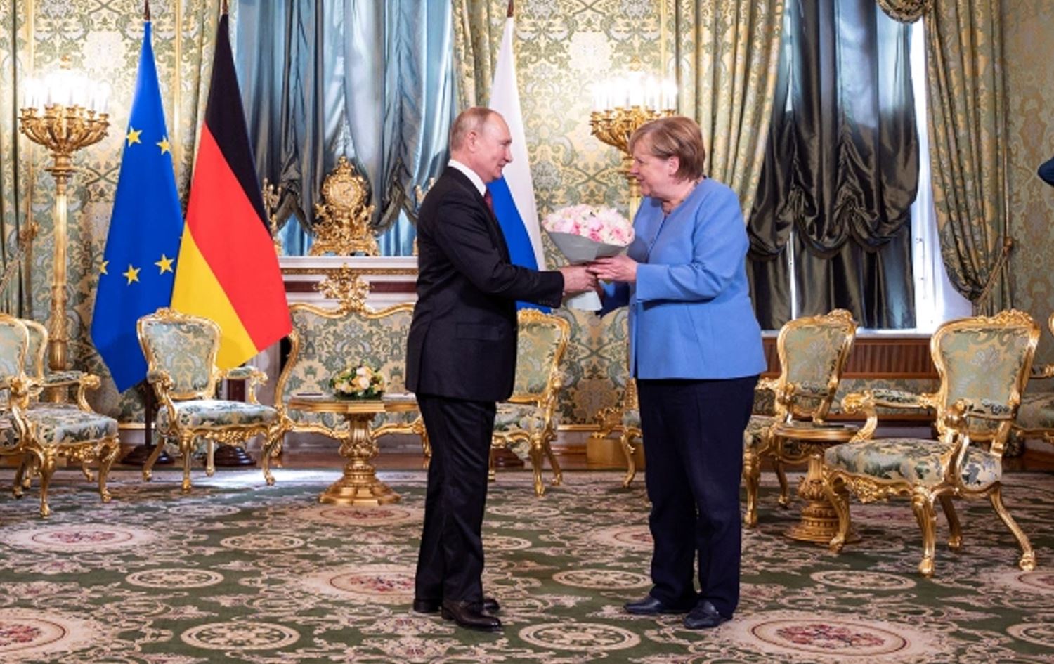 Vladimir Putin ve Angela Merkel Moskova'da bir araya geldi