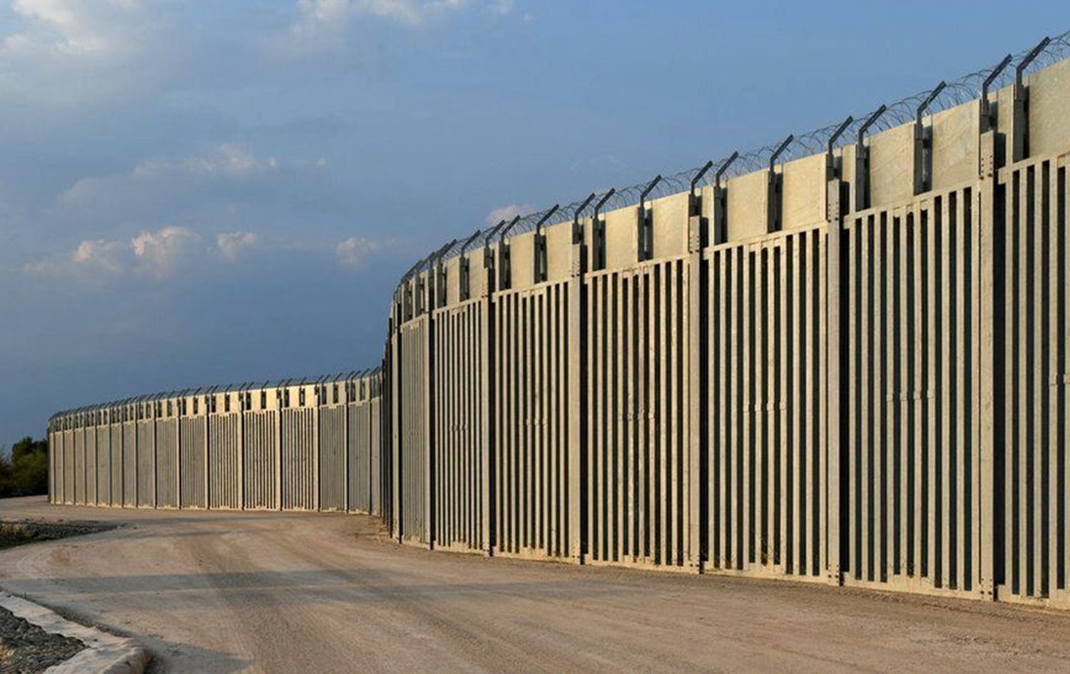 Yunan li ser sînorê ligel Tirkiyê dîwarê ji pola çêdike