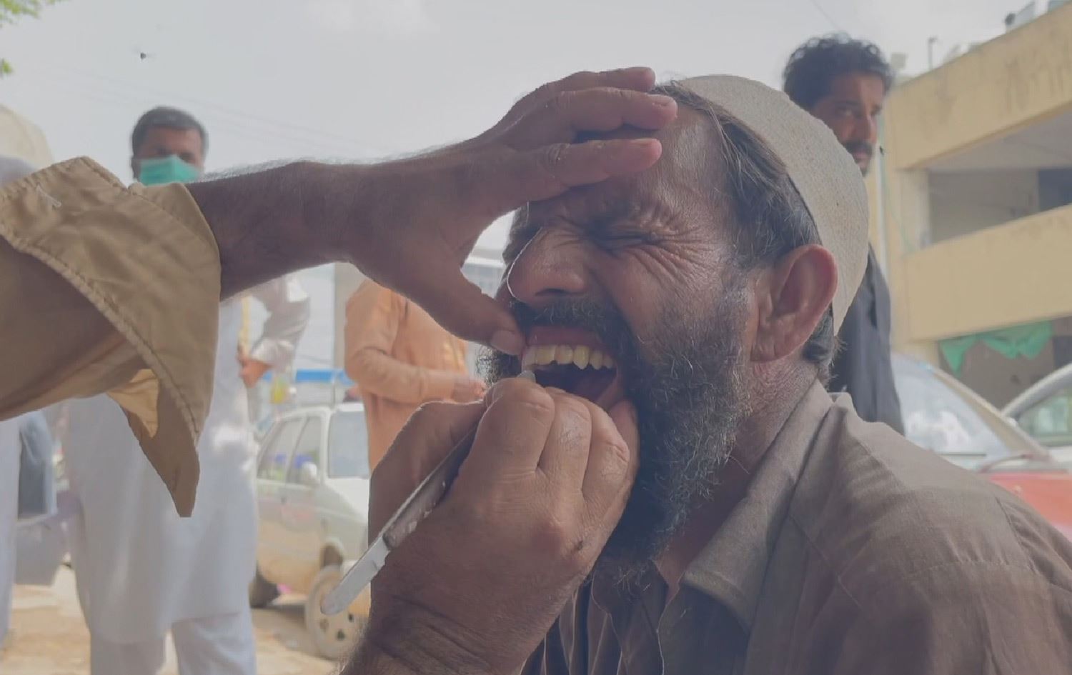 پزیشکانی ددان لەسەر شەقامەکانی پاکستان ددان دەردەهێنن و پڕیشی دەکەنەوە