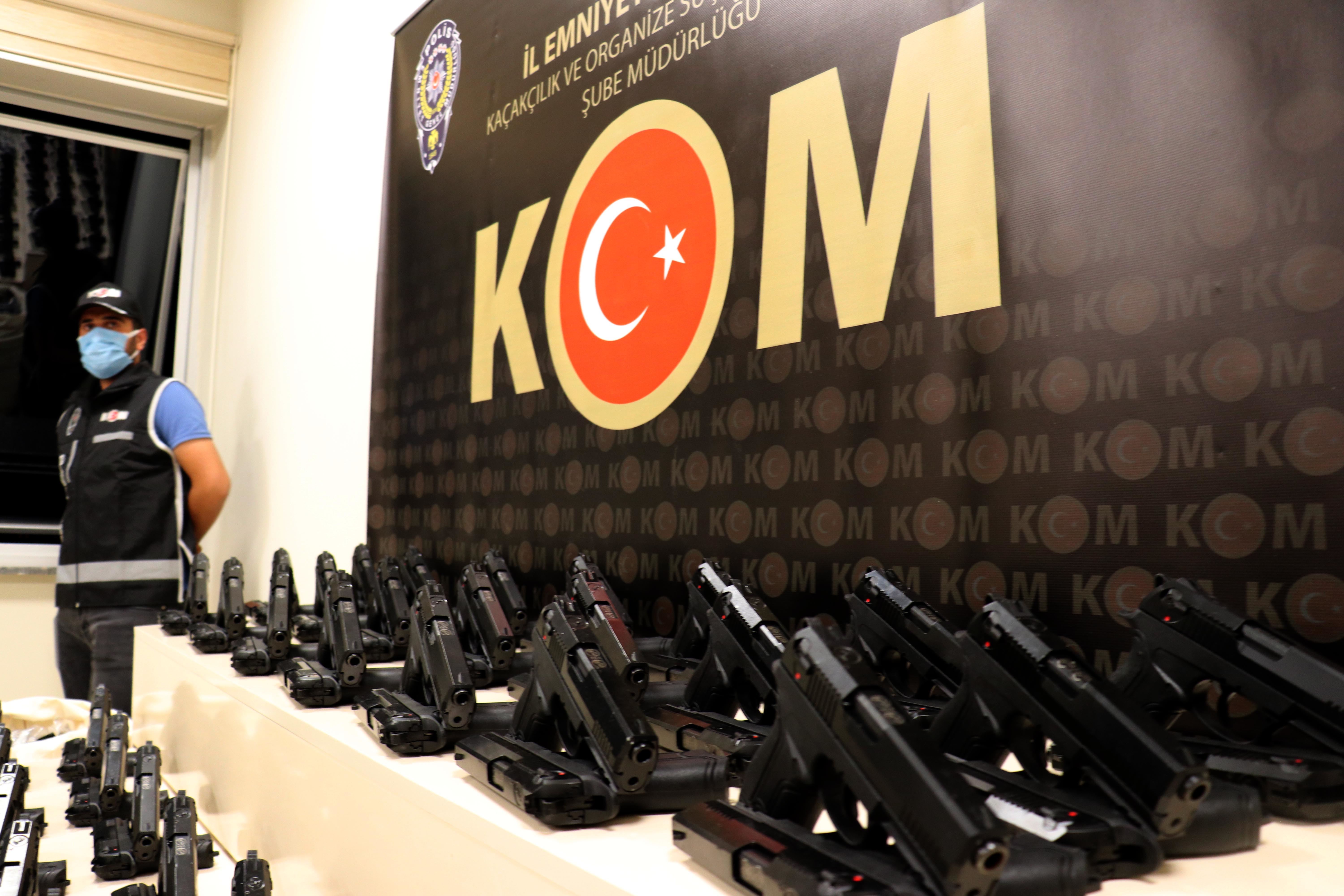 Van'da 1300 ruhsatsız tabanca ele geçirildi