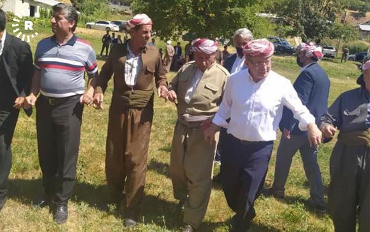 Davutoğlu Kürtçe şarkılar eşliğinde halay çekti