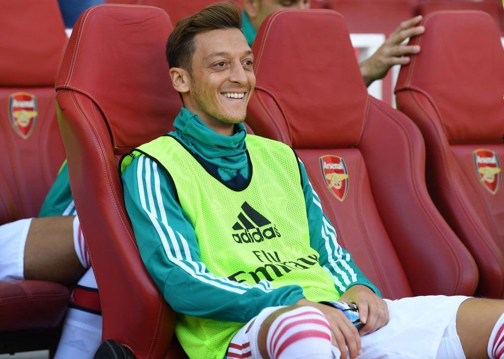 ئۆزێل گاڵتە بە ئارسیناڵ دەکات