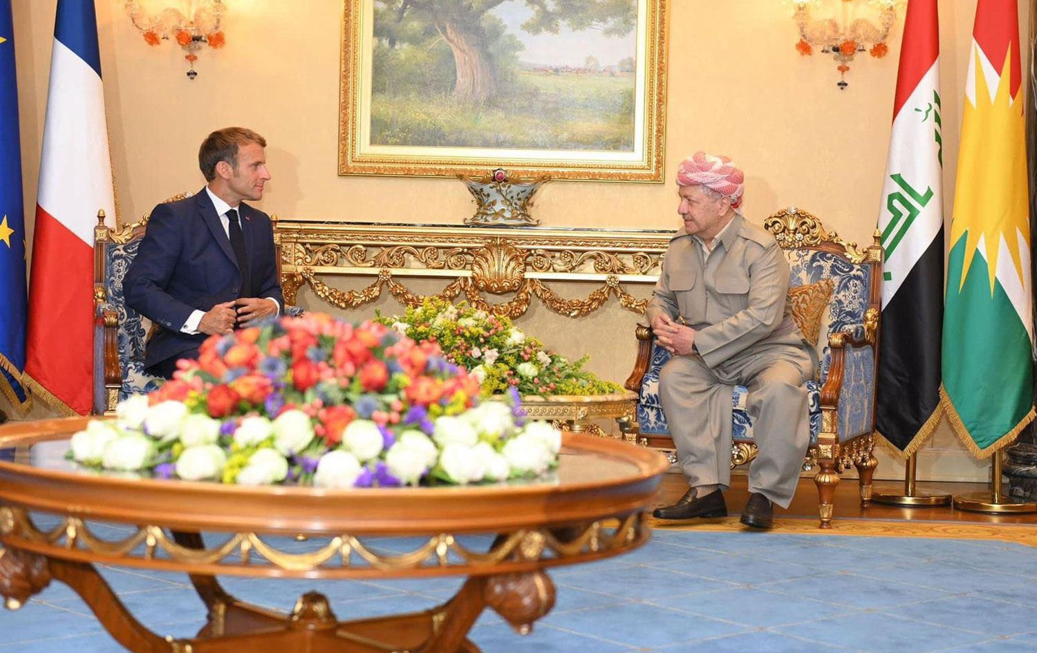 Başkan Barzani Macron’a Peşmerge heykeli hediye etti