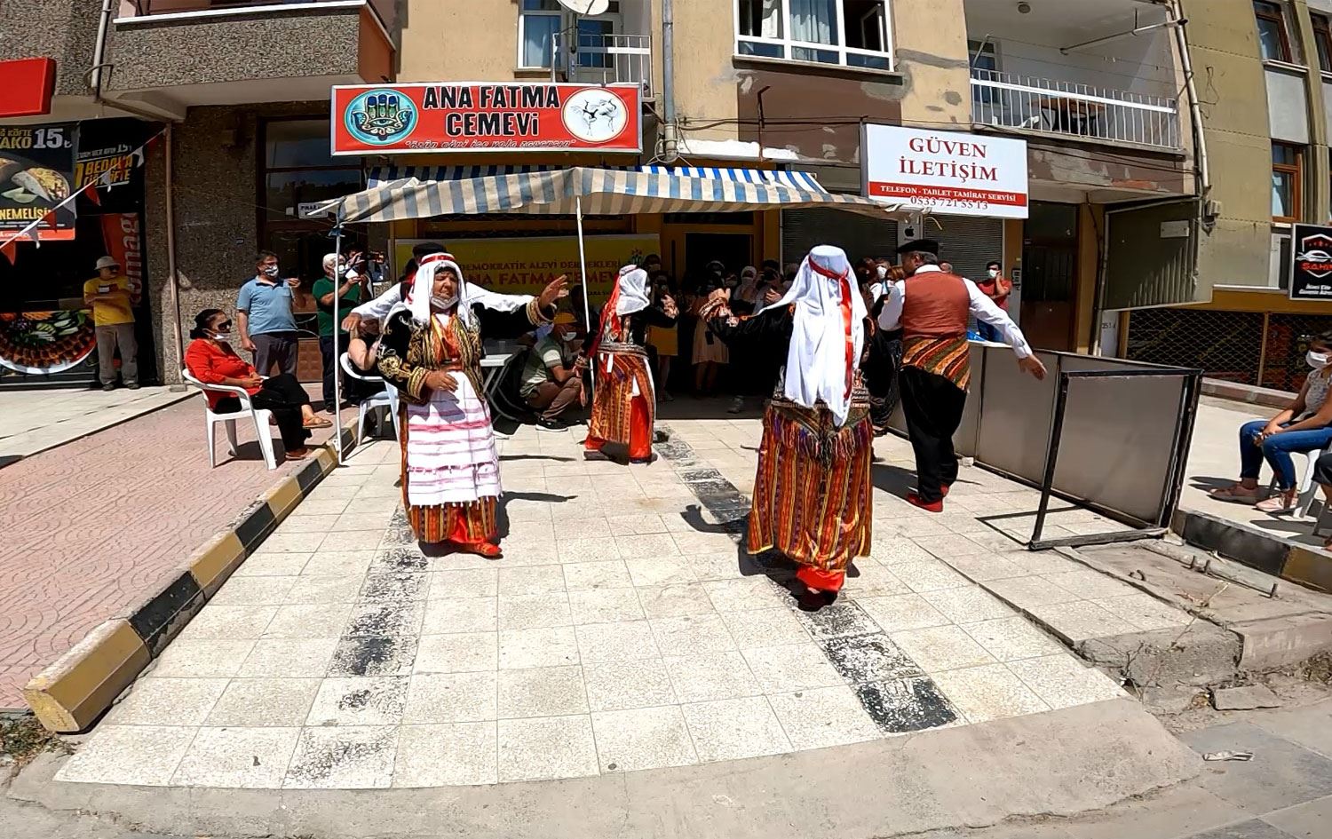 Ankara’da Alevi Kürtler aşure lokması paylaştı, semah döndü