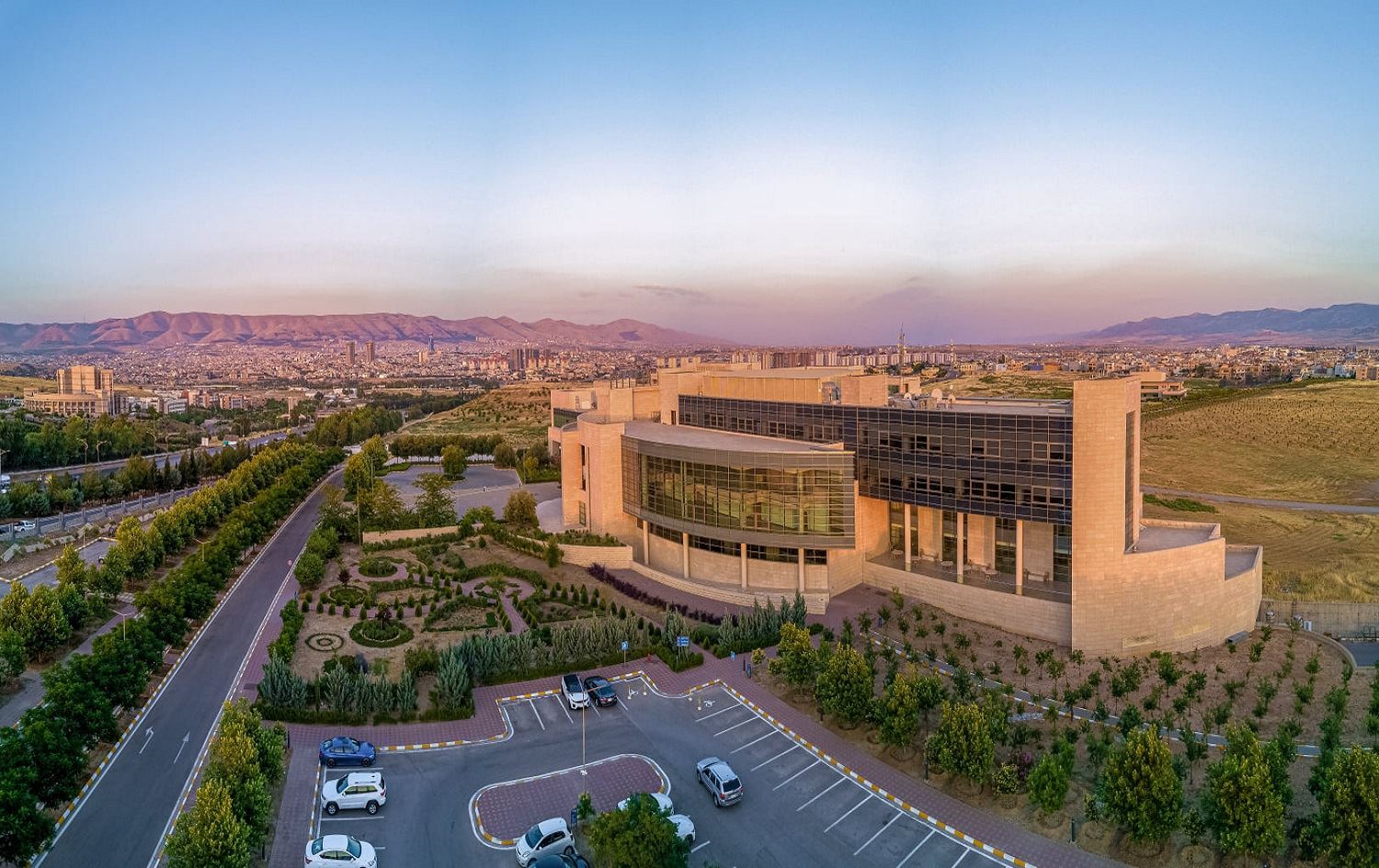 26 xwendekar û profesor ji Kabulê gihîştin Silêmaniyê