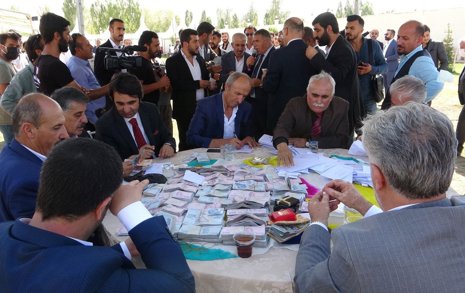 لە باکووری کوردستان بووک و زاوایەک 400 هەزار دۆلاریان بە دیاری بۆ هات